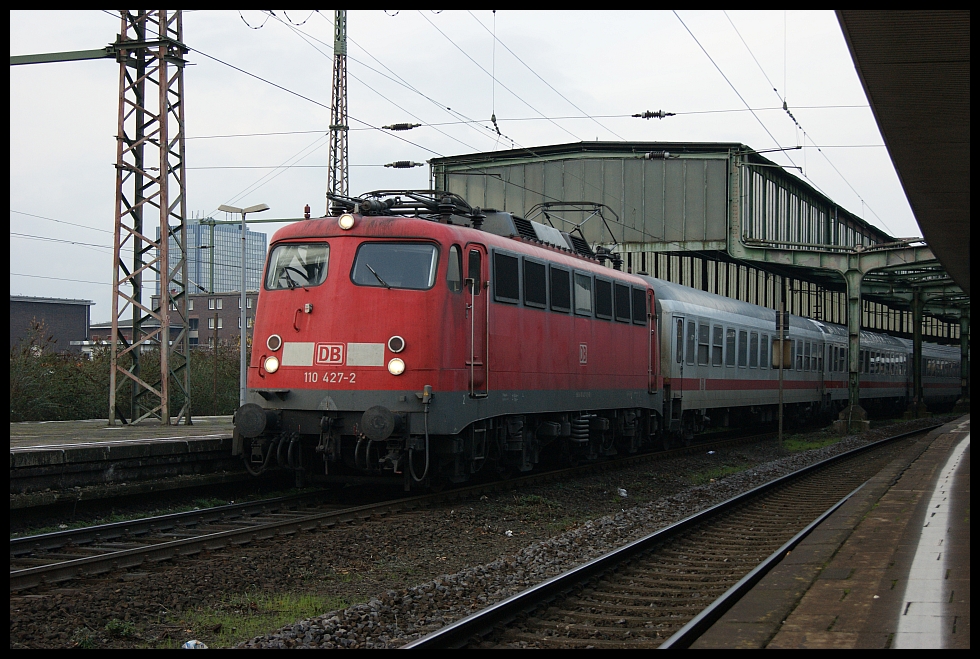 110 427 mit IC xxxx nach Kln in Duisburg Hbf am 27.11.2010
