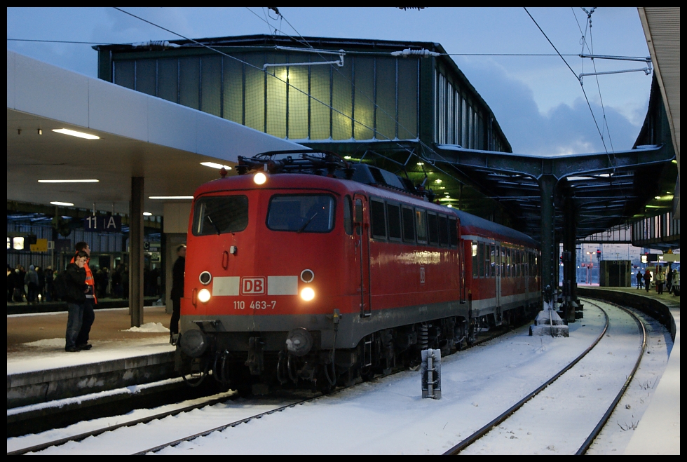 110 463 mit der RB35 am 17.12.2010 in Duisburg Hbf