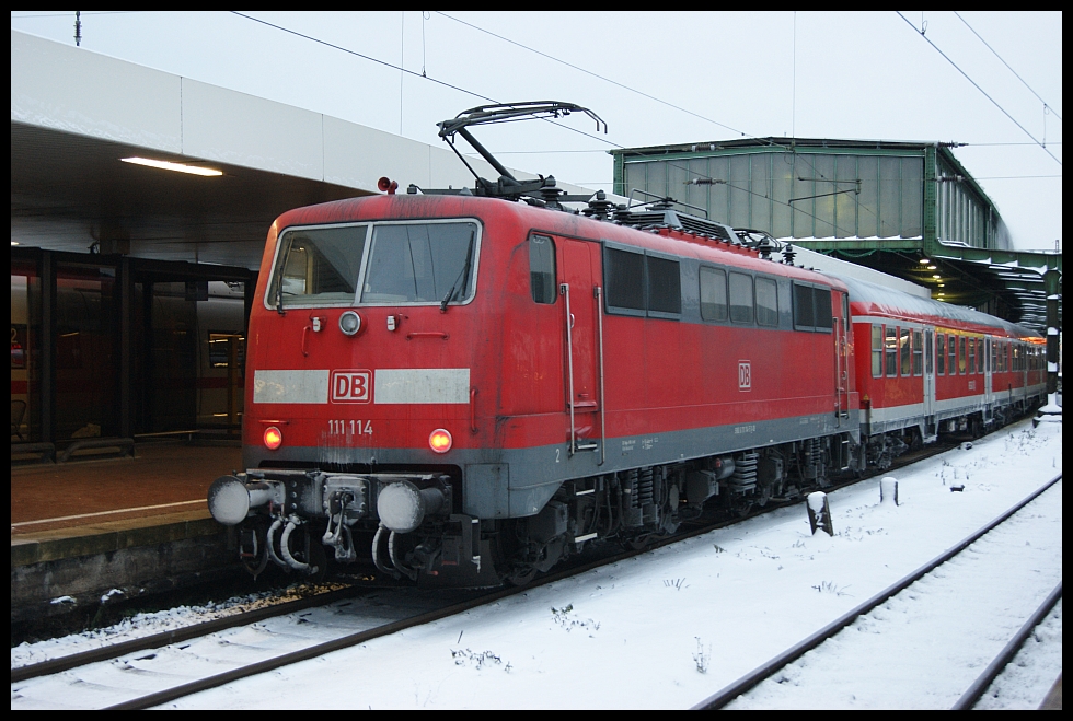 111 114 an der RB35 in Duisburg Hbf am 30.11.2010