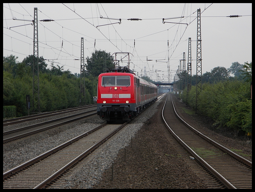 111 128 mit der RB35 bei Duisburg-Rahm