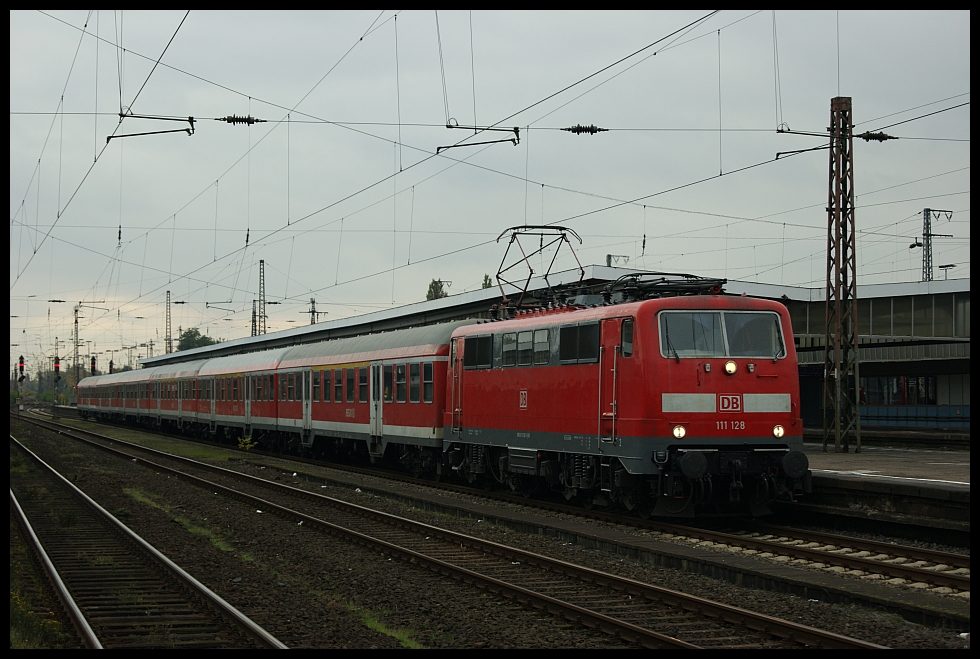 111 128 mit der RB35 in Oberhausen Hbf