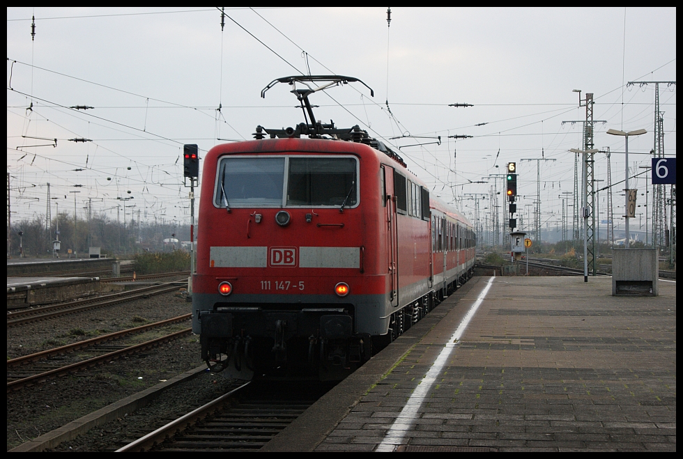 111 147 am RE1 Zusatztakt bei der Abfahrt aus Duisburg Hbf am 27.11.2010