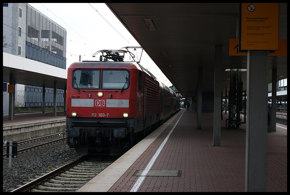 112 160 verlsst mit dem RE11 Duisburg Hbf