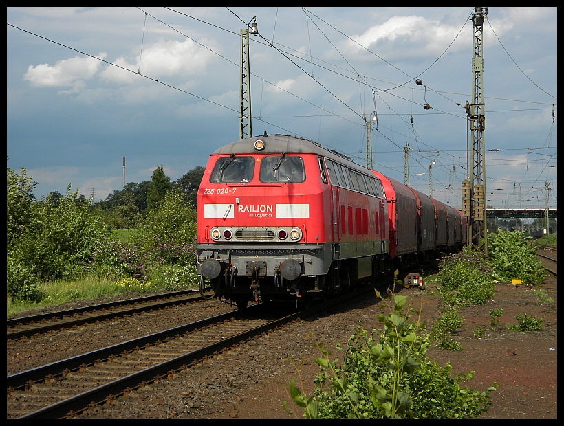 225 020 mit einem Gz. bei der Durchfahrt durch Duisburg Rheinhausen