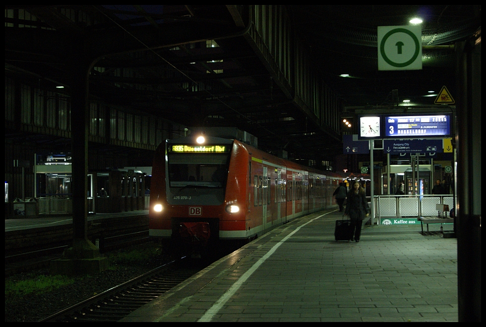 425 070 steht als RB35 nach Dsseldorf in Duisburg Hbf
