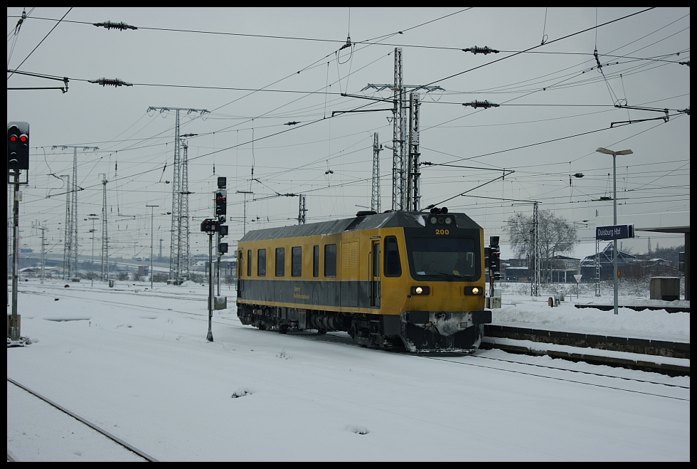Ein kommischer Messzug durchfhrt am 19.12.2010 Duisburg Hbf