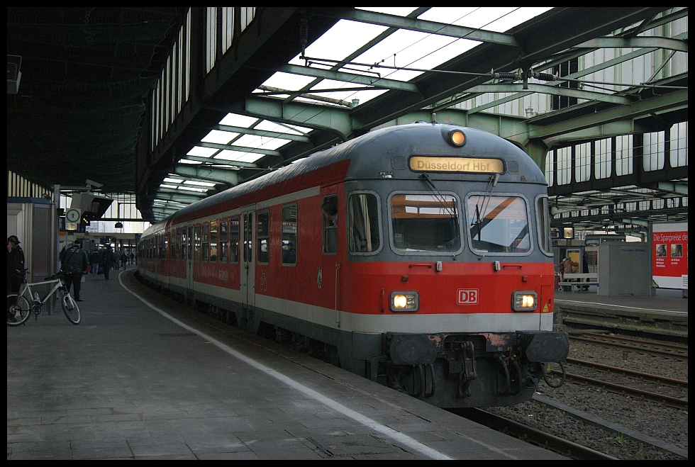 Ein RE1 Zusatztakt mit 111 147 in Duisburg Hbf am 27.11.2010