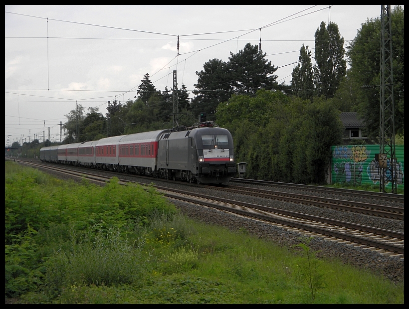 ES 64 U2-017 mit Autzugwagen bei der Durchfahrt durch Dsseldorf Angermund