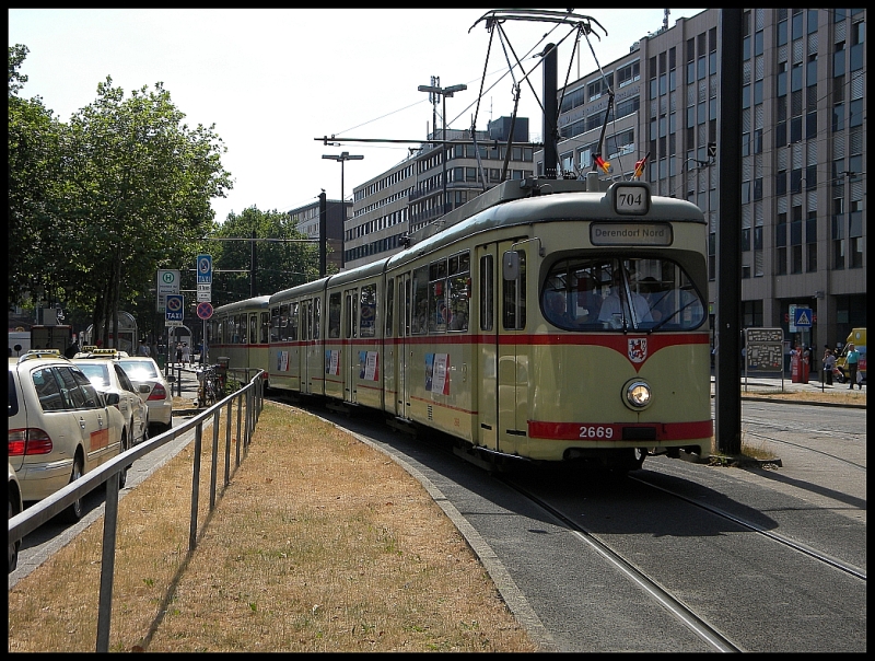 GT8 2669 an der Haltestelle Dsseldorf Hbf