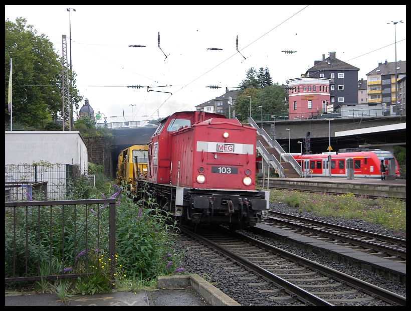 MEG 103 mit einem Bauzug in Wuppertal-Steinbeck