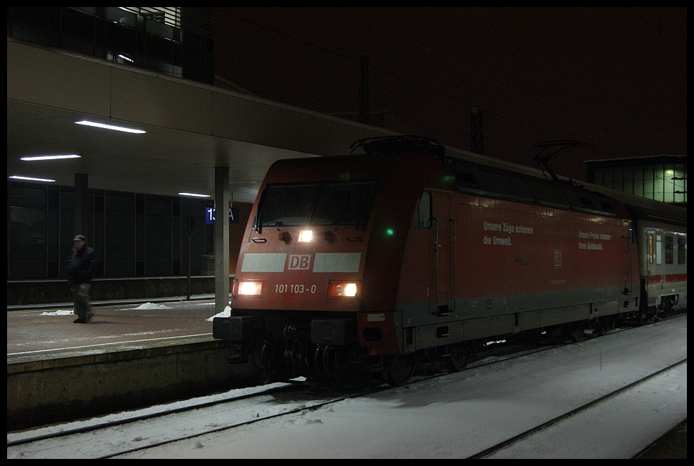 101 103 steht mit einem IC am 21.12.2010 in Duisburg Hbf