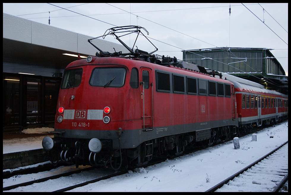 110 418 mit der RB35 am 17.12.2010 in Duisburg Hbf