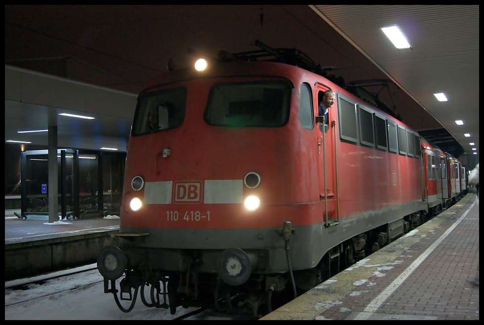 110 418 steht mit einer RB35 am 21.12.2010 in Duisburg Hbf