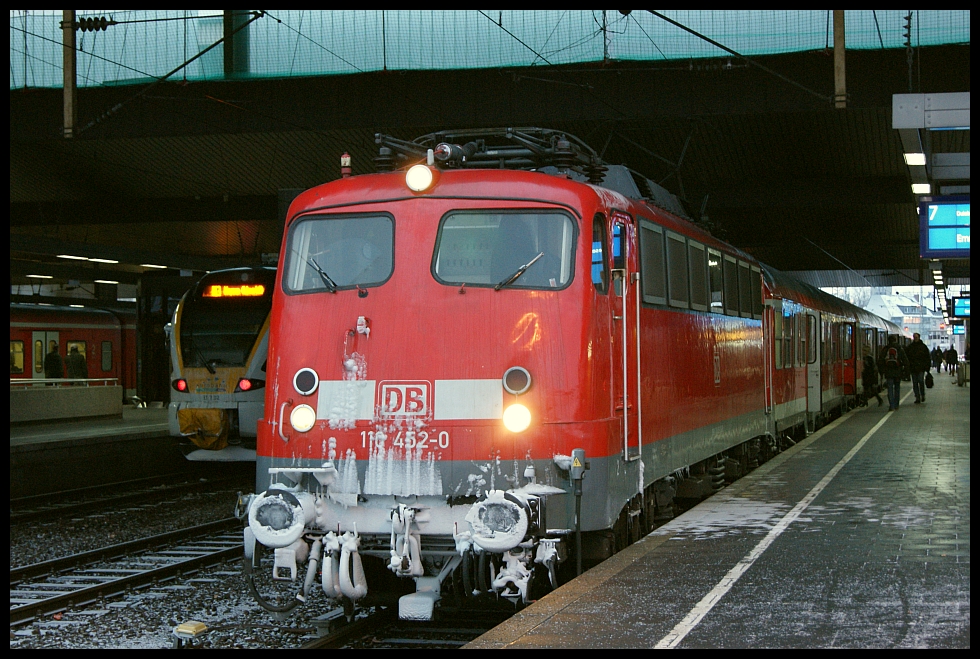 110 452 mit der RB35 in Dsseldorf Hbf am 14.12.2010